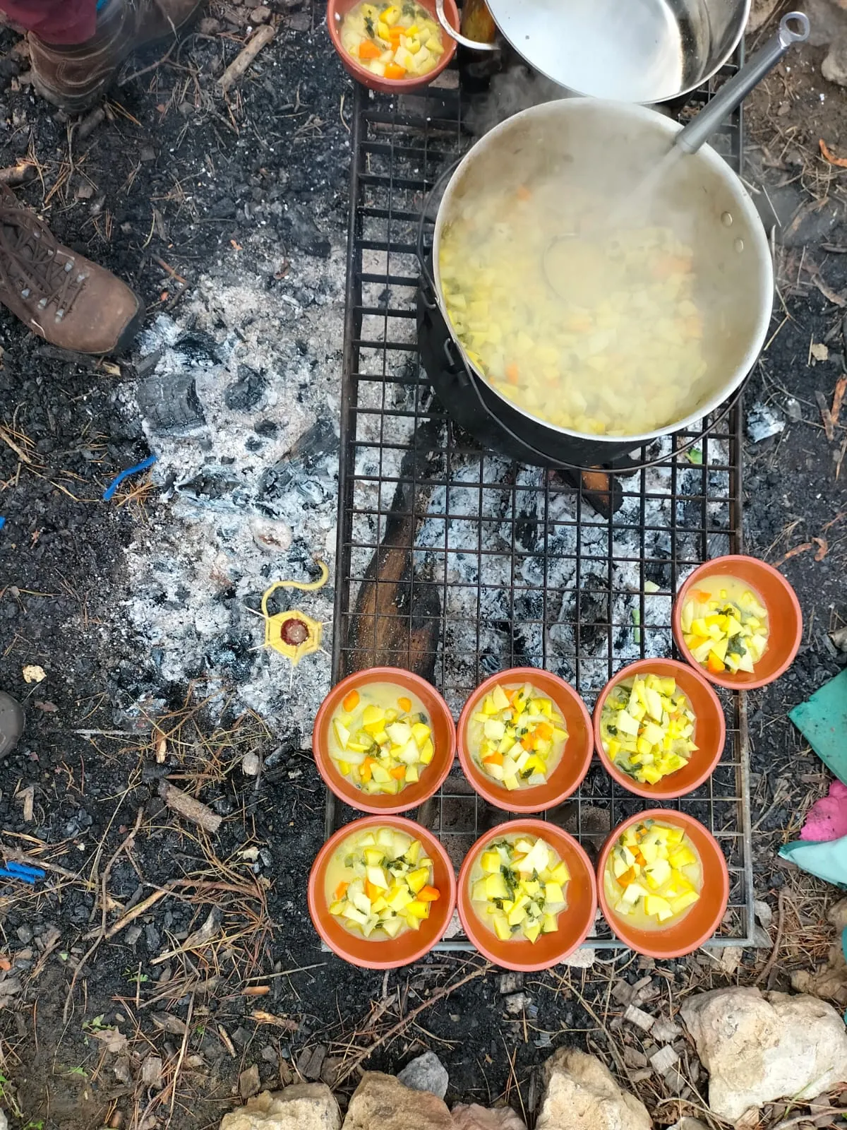 Herbstsuppe über dem Feuer