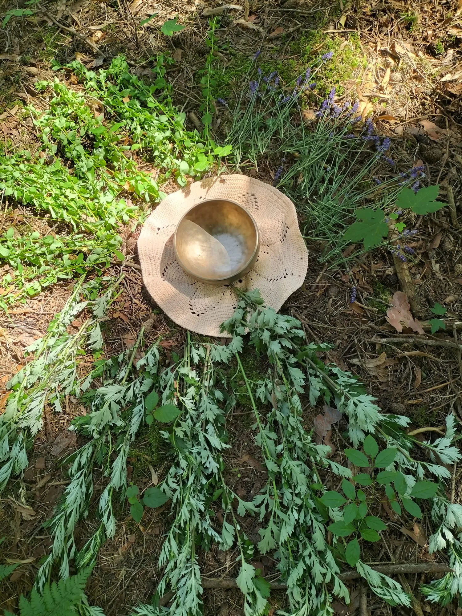 Klangschale mit Kräutern zur Sonnwendfeier
