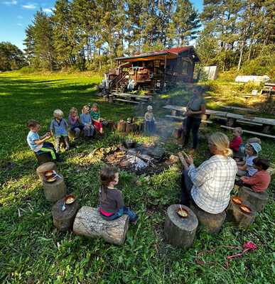 Gemeinsames sitzen am Lagerfeuer